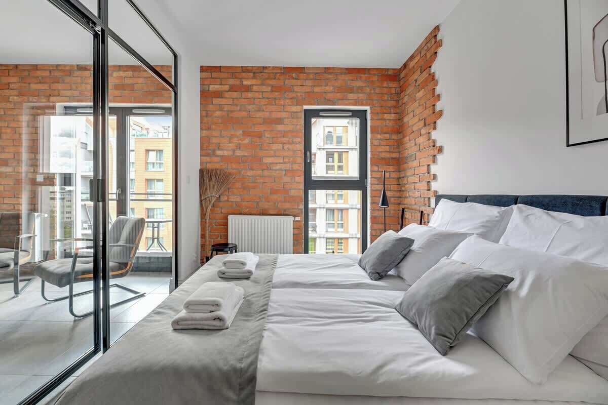 Iron/ironing board, travel crib, WiFi, bed sheets