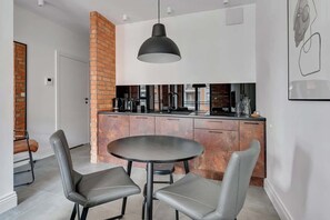 Wasserkocher mit Kaffee-/Teezubehör, Kühlschrank, Herdplatte