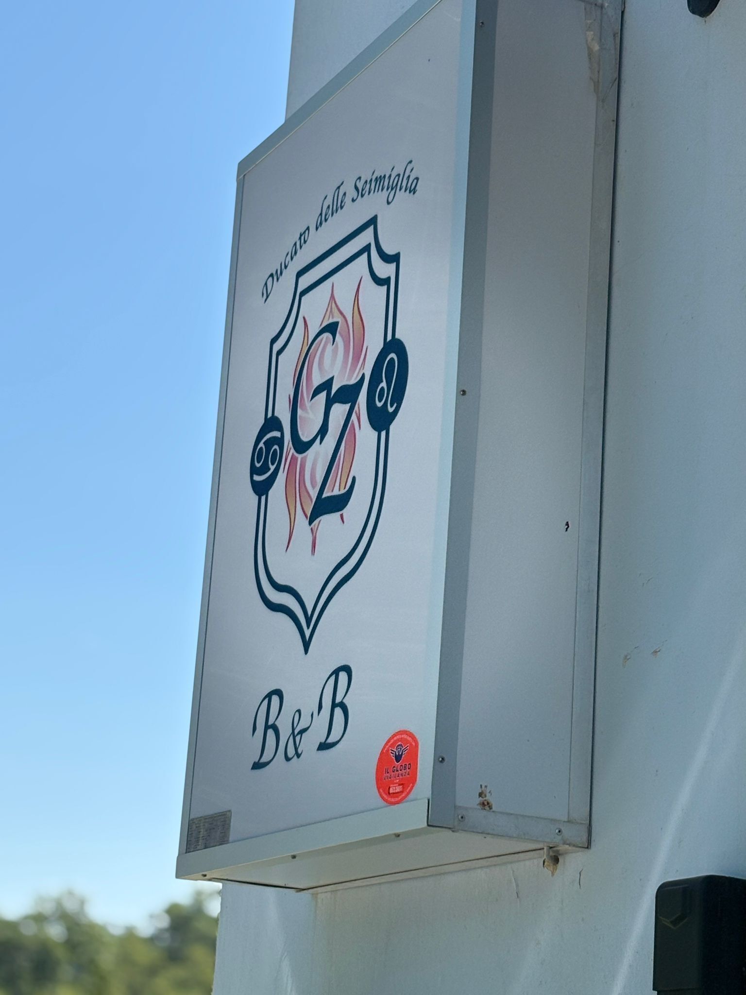 Un letrero con un logotipo y texto en la fachada de un edificio.