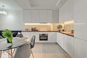 Wasserkocher mit Kaffee-/Teezubehör, Kühlschrank, Ofen, Herdplatte