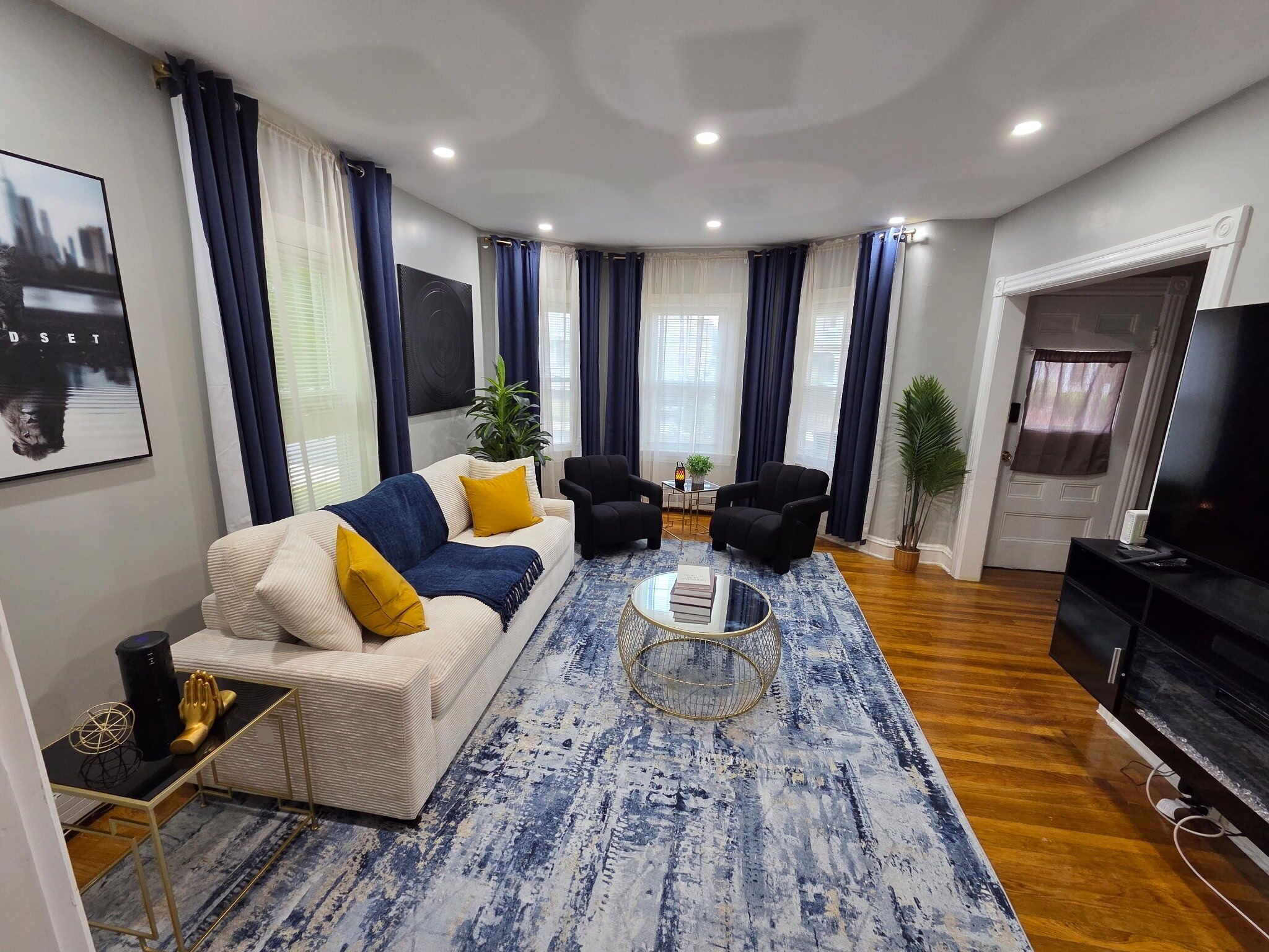 Smart TV, fireplace