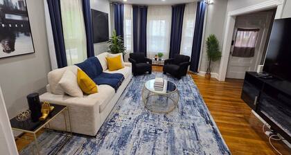 Stylish 2BR Sleeps 6 Near Gillette, Boston & Providence