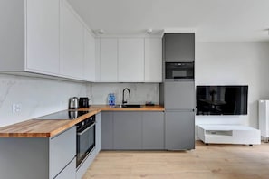 Wasserkocher mit Kaffee-/Teezubehör, Kühlschrank, Mikrowelle, Ofen