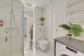 Dusche, Haartrockner, Shampoo