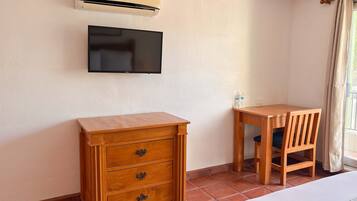 Habitación individual Deluxe, 1 cama Queen size, para no fumadores | Área de sala de estar | Smart TV de 40 pulgadas con canales digitales y servicios de streaming