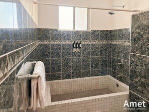 Habitación doble Deluxe | Baño | Regadera, toallas, jabón, shampoo 