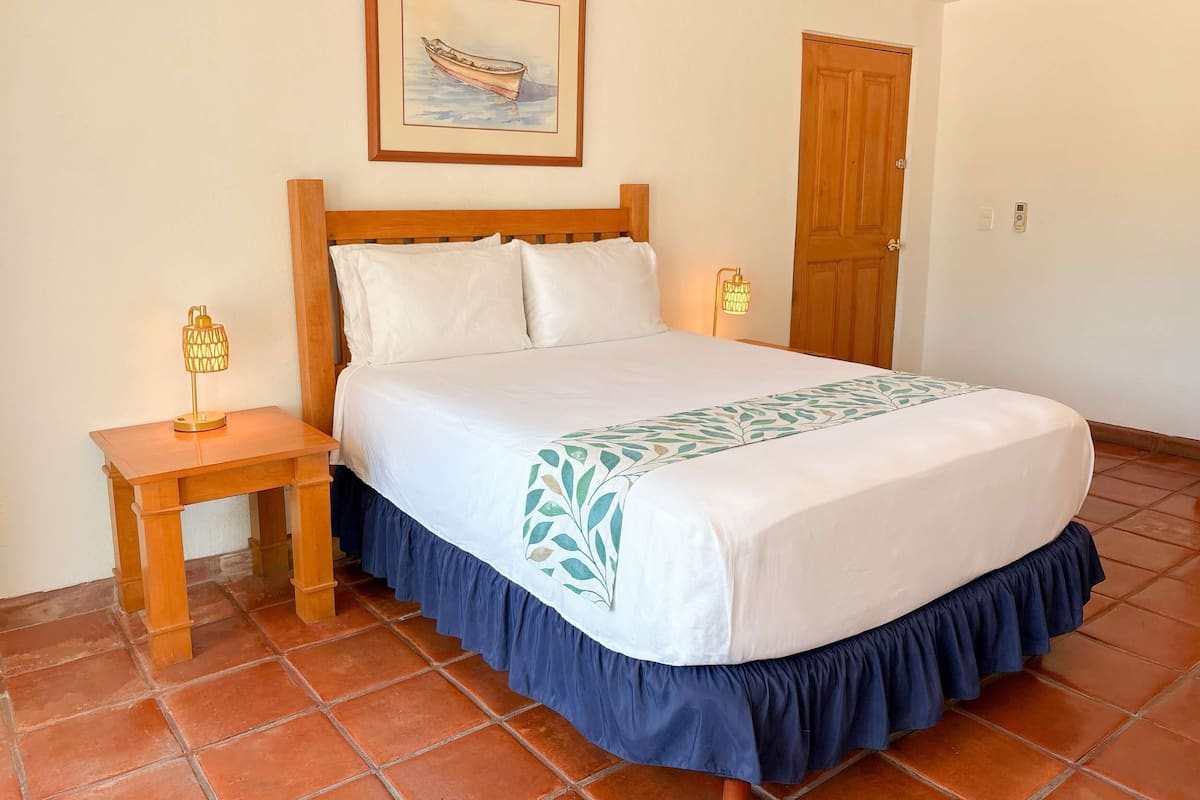 Deluxe Single Room, 1 Queen Bed, Non Smoking | Premium bedding, pillowtop beds, desk, laptop workspace
