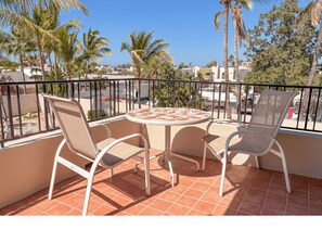 Superior-Einzelzimmer, Balkon, Poolblick | Speisen im Freien