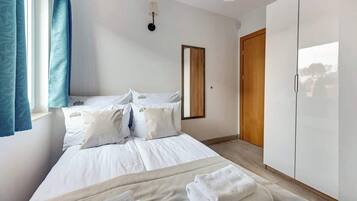 Iron/ironing board, WiFi, bed sheets