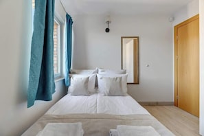 Tabla de planchar con plancha, wifi y ropa de cama 