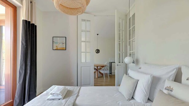 A hotel room with a bed, a dining area, and a view of the outdoors. - Gdynia Orłowo | 450 metres to the Beach (Gdynia)