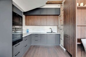 Wasserkocher mit Kaffee-/Teezubehör, Kühlschrank, Mikrowelle, Ofen