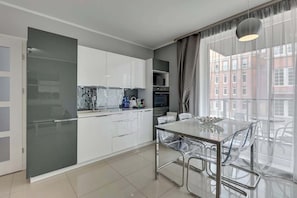Wasserkocher mit Kaffee-/Teezubehör, Kühlschrank, Mikrowelle, Ofen