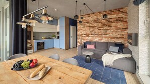 Een moderne leefruimte met keuken, eethoek en zithoek.