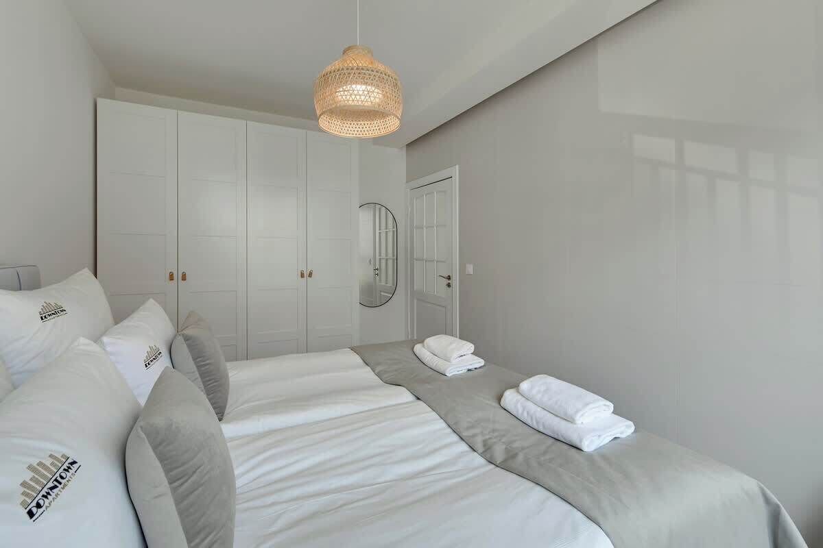 Iron/ironing board, travel crib, WiFi, bed sheets