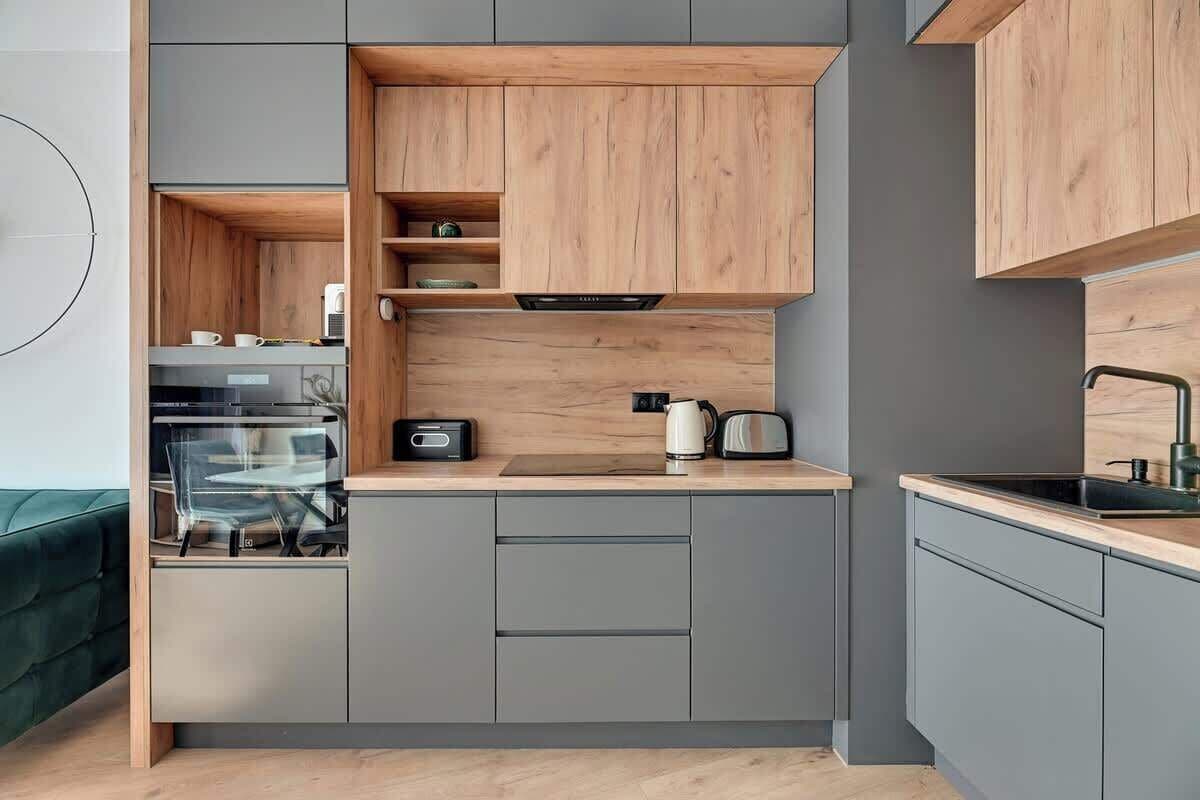 Wasserkocher mit Kaffee-/Teezubehör, Kühlschrank, Mikrowelle, Ofen