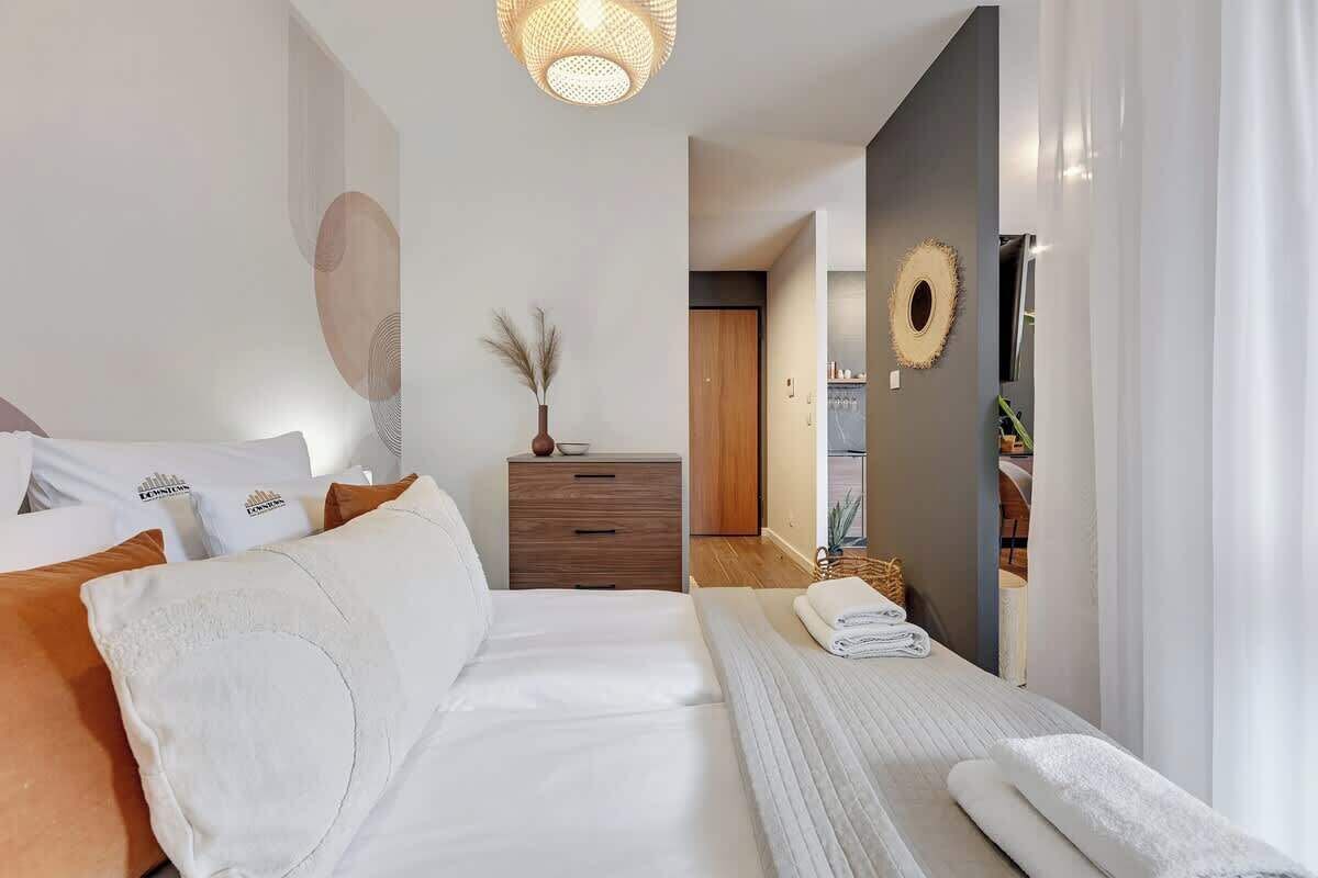 Iron/ironing board, travel crib, WiFi, bed sheets