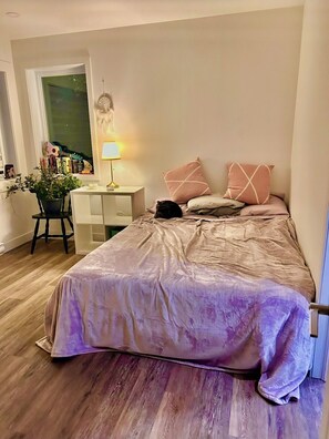 Internet, bed sheets - Bright Modern Open Haven with Tree-Lined Terrace (Montréal)