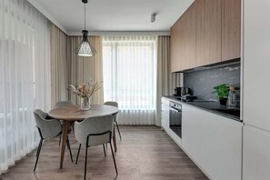 Wasserkocher mit Kaffee-/Teezubehör, Kühlschrank, Ofen, Herdplatte