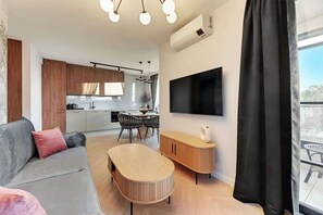 TV, offices - Doki D100 | Gdańsk Shipyard & Foodhall | Parking (Gdańsk)