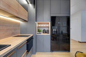Wasserkocher mit Kaffee-/Teezubehör, Kühlschrank, Ofen, Herdplatte