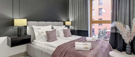 Tabla de planchar con plancha, cuna de viaje, wifi y ropa de cama