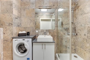 Shower, hair dryer, shampoo - Aura 174A | Riverside | City Center (Gdańsk)