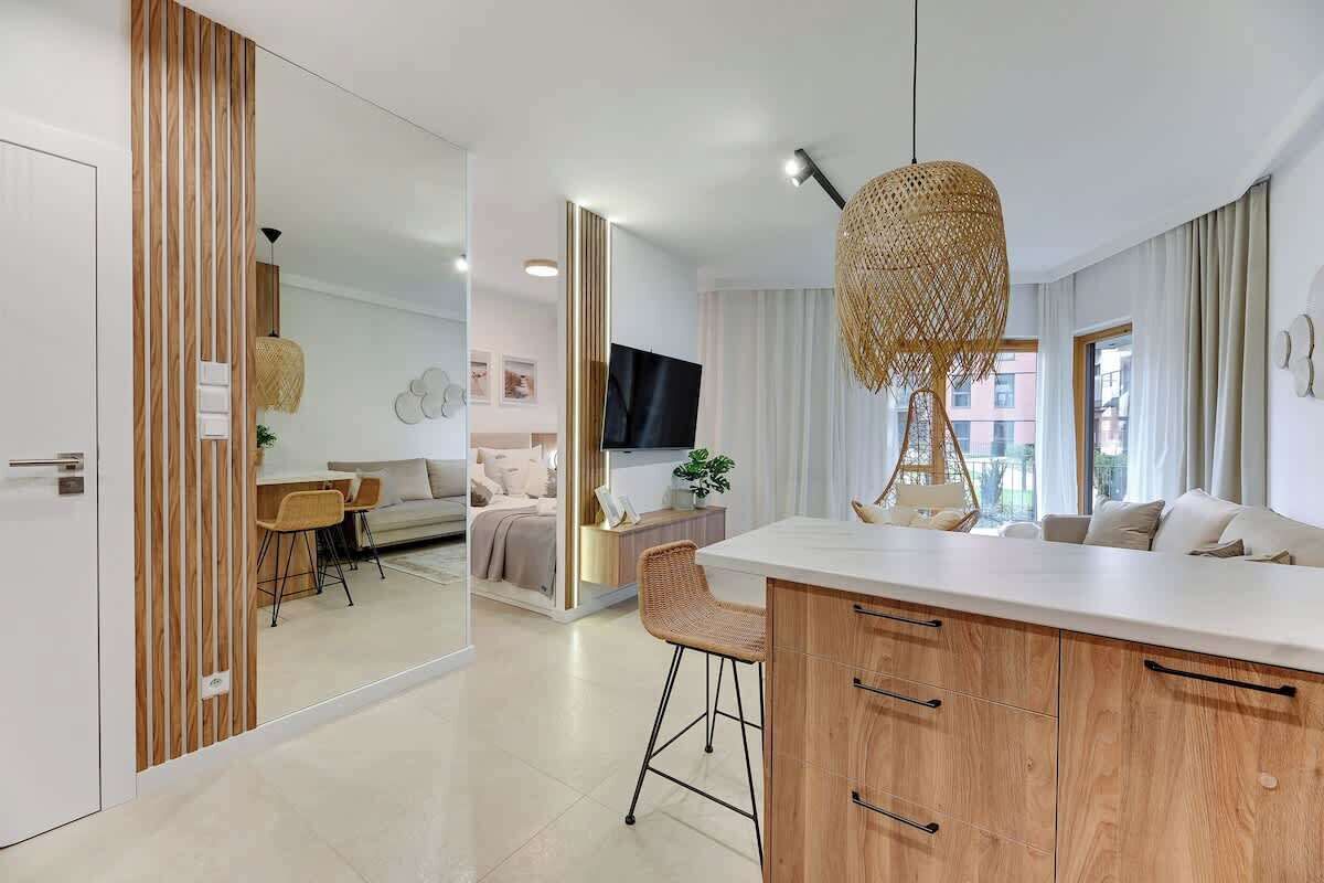 Eine moderne Wohnung mit Küche, Essbereich und Wohnzimmer.