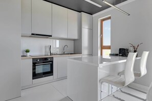 Wasserkocher mit Kaffee-/Teezubehör, Kühlschrank, Ofen, Herdplatte