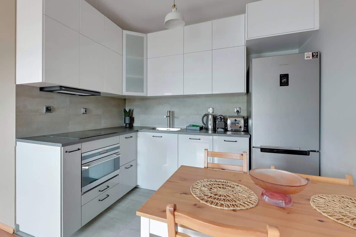 Kühlschrank, Ofen, Wasserkocher mit Kaffee-/Teezubehör, Wasserkocher