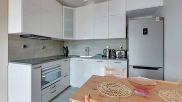 Kühlschrank, Ofen, Wasserkocher mit Kaffee-/Teezubehör, Wasserkocher