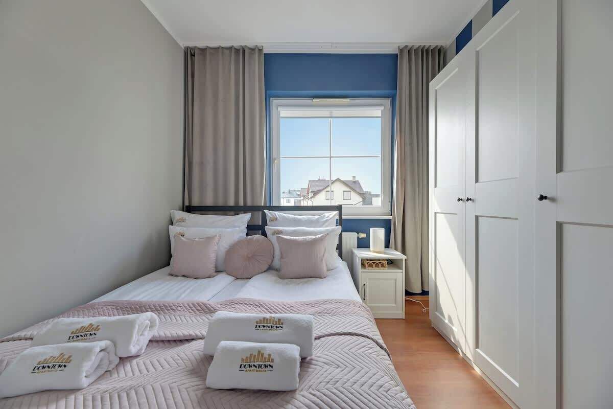 Iron/ironing board, travel crib, WiFi, bed sheets