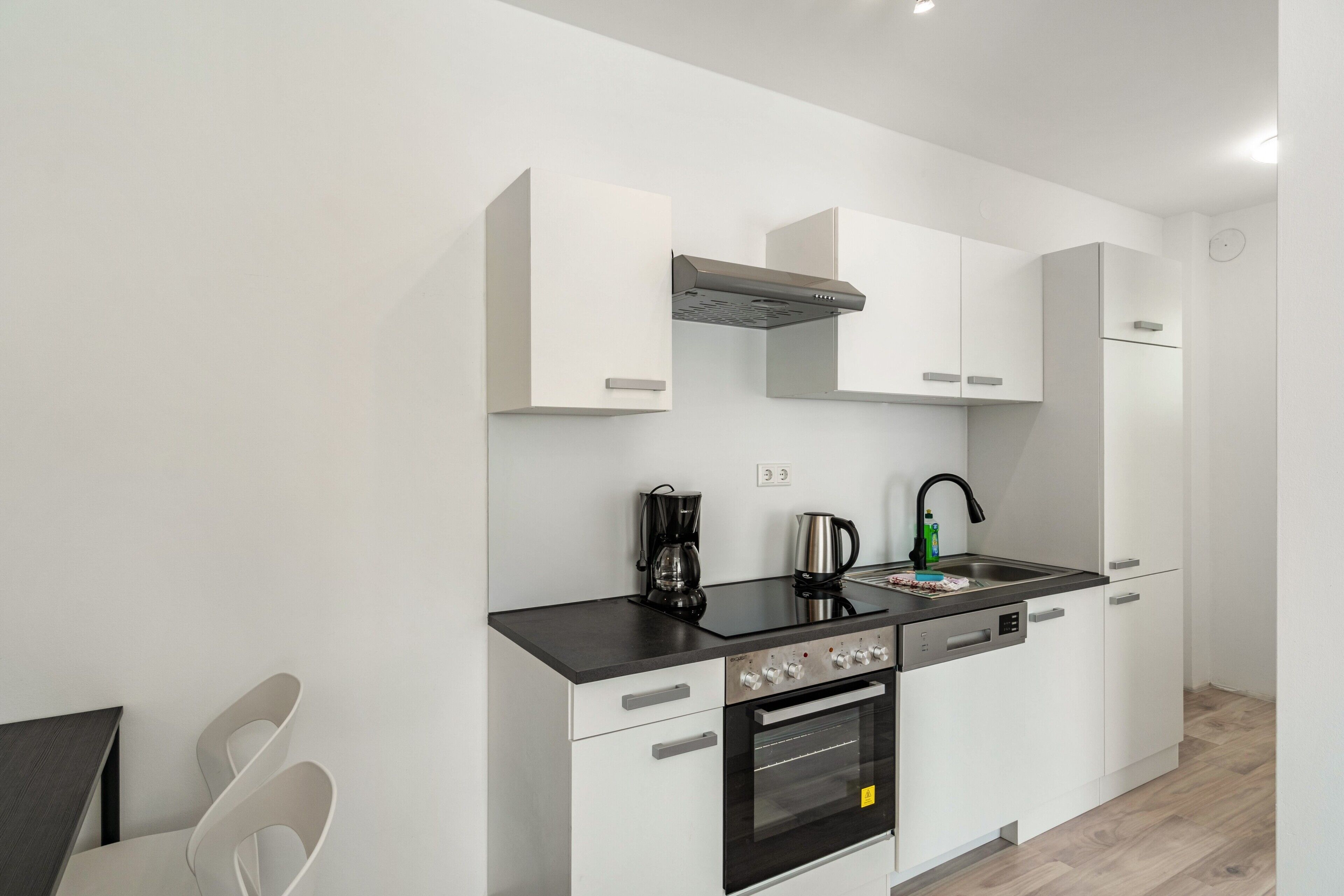 Coffee/tea maker, fridge, oven, stovetop