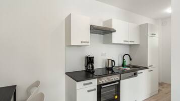 Coffee/tea maker, fridge, oven, stovetop
