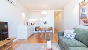 Un apartamento moderno con sala de estar, comedor y cocina.