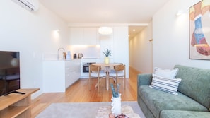 Eine moderne Wohnung mit Wohnzimmer, Essbereich und Küche.