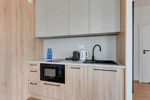 Wasserkocher mit Kaffee-/Teezubehör, Kühlschrank, Mikrowelle, Herdplatte