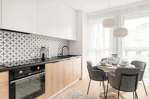 Wasserkocher mit Kaffee-/Teezubehör, Kühlschrank, Ofen, Herdplatte