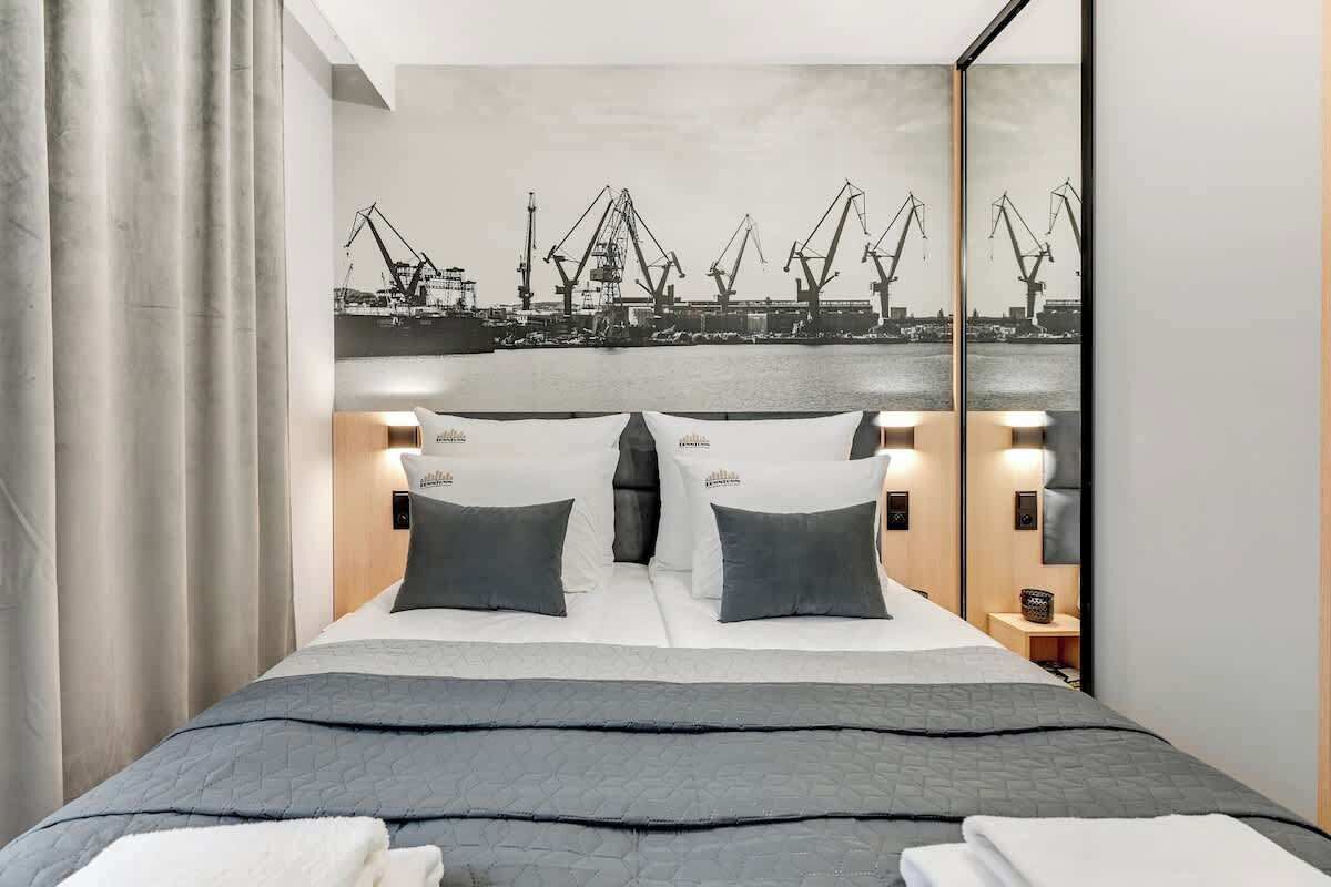Ferros/tábuas de passar roupa, berço de viagem, Wi-Fi, roupa de cama