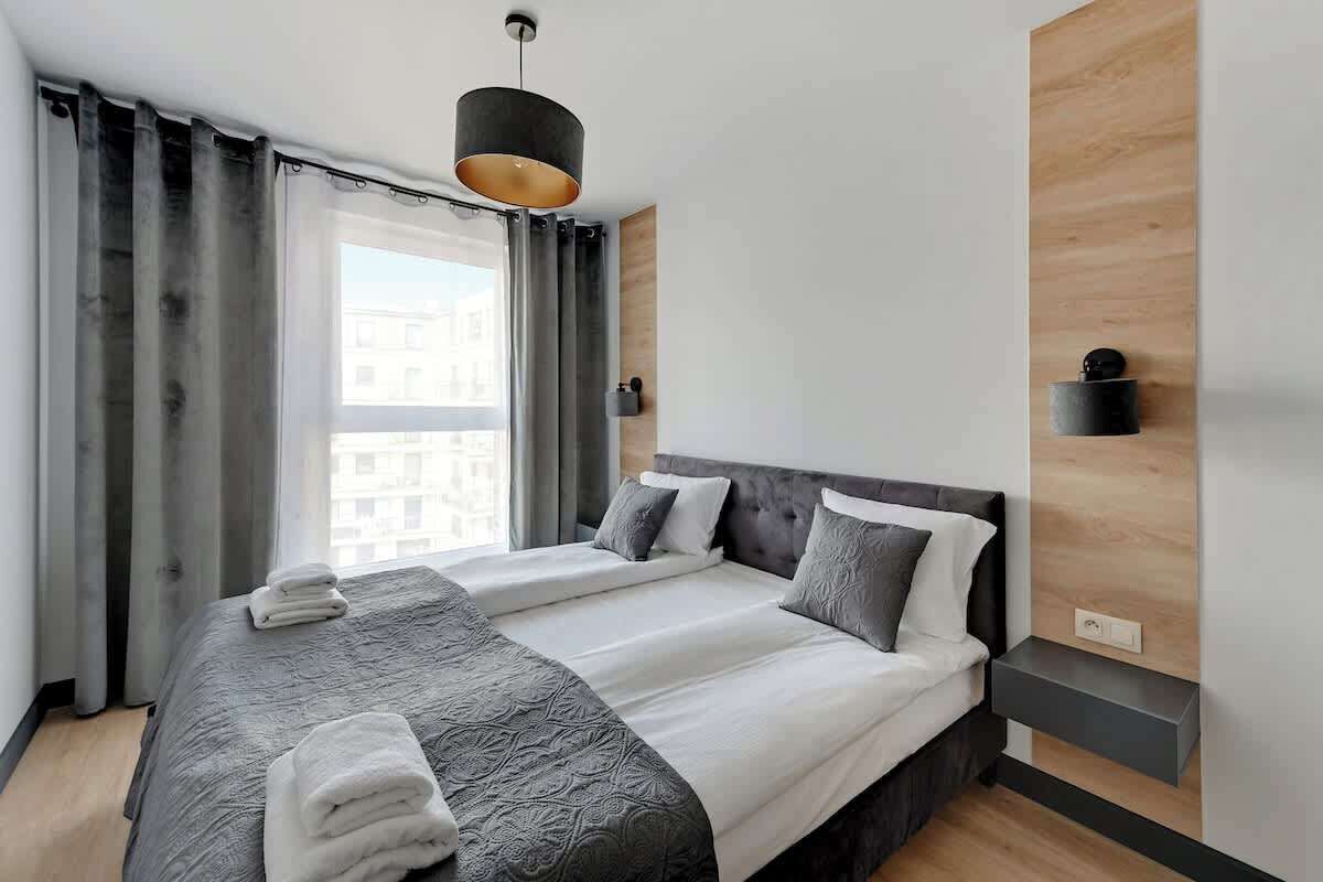 Tabla de planchar con plancha, cuna de viaje, wifi y ropa de cama 