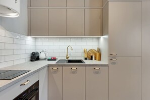 Wasserkocher mit Kaffee-/Teezubehör, Kühlschrank, Ofen, Herdplatte