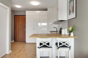 Wasserkocher mit Kaffee-/Teezubehör, Kühlschrank, Ofen, Herdplatte