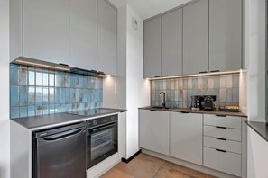 Wasserkocher mit Kaffee-/Teezubehör, Kühlschrank, Herdplatte