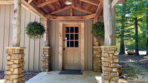 Rustic lake cabin. Perfect for fisherman and nature lovers. 