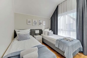 Tabla de planchar con plancha, wifi y ropa de cama 