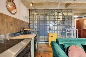 Wasserkocher mit Kaffee-/Teezubehör, Kühlschrank, Ofen, Herdplatte