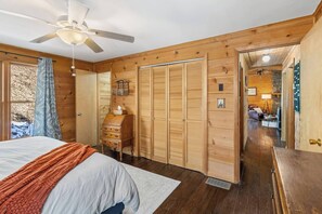 Desk, iron/ironing board, travel cot, WiFi - Mountain Log Cabin w/ Sauna & Gym | Sleeps 12 | Ski & Hike (Mars Hill)