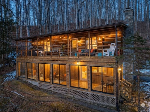 Mountain Log Cabin w/ Sauna & Gym | Sleeps 12 | Ski & Hike
