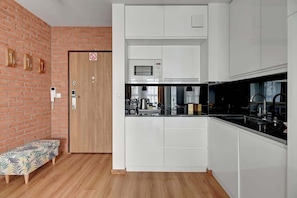 Wasserkocher mit Kaffee-/Teezubehör, Kühlschrank, Mikrowelle, Herdplatte