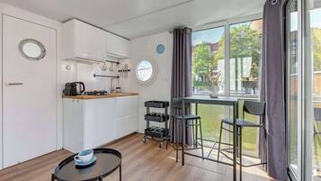 Réfrigérateur, micro-ondes, plaque de cuisson, cafetière/bouilloire